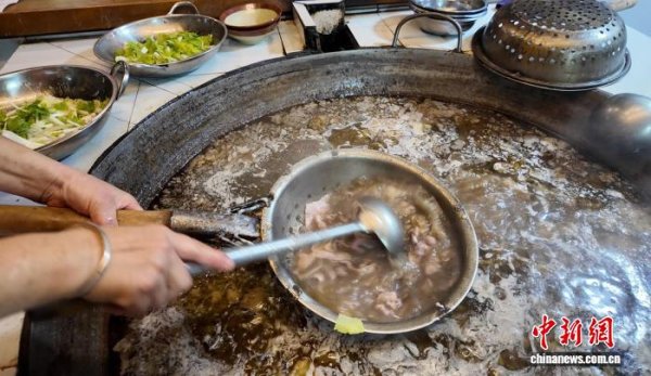 高忆配资 （活力中国调研行）四川乐山：非遗美食“跷”动古镇经济